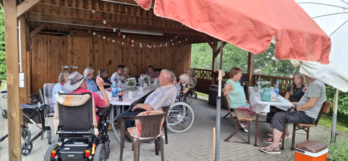 Bewohner und Gäste Bildteil 1 Gruppe von Personen in einem Gartenpavillon bei einem geselligen Treffen.