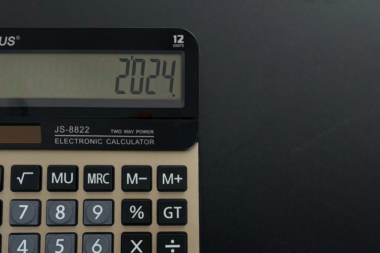 Taschenrechner mit Anzeige von 2024 auf schwarzem Hintergrund.