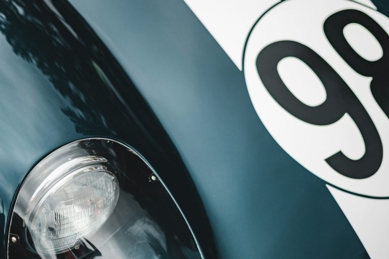 Nahaufnahme von einem grünen Porsche mit einer weißen Ziffernmarkierung 98.